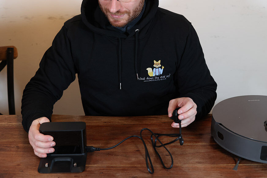 Зарядная станция Dreame L10s Pro вид спереди.